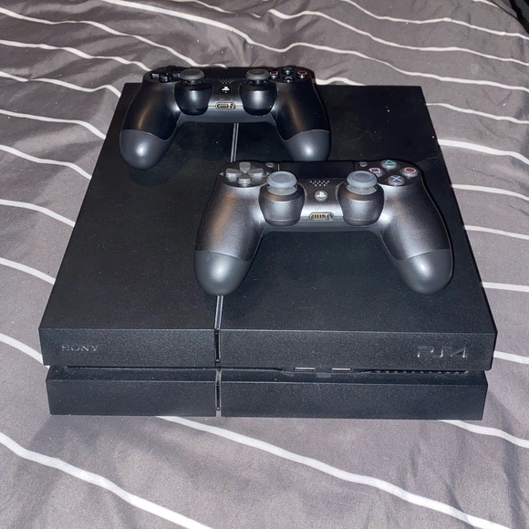 PS4 and 2 Controllers - Picture 2 of 2